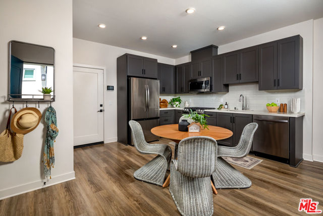 13995 Foothill Boulevard, Fontana CA: https://media.crmls.org/mediaz/b5c9d79a-3405-4bae-b8a2-5239241f8d46.jpg