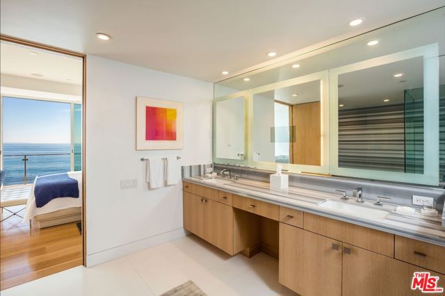 24380 Malibu Road, Malibu CA: https://media.crmls.org/mediaz/b5ca57e7-ffad-44c5-9183-5d921cb9e258.jpg