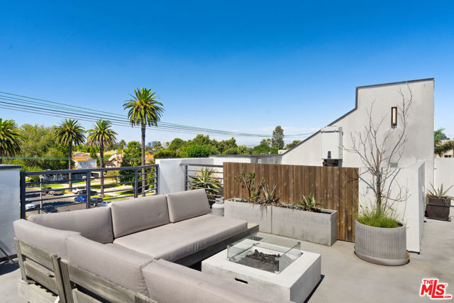 11900 Washington Place, Los Angeles CA: https://media.crmls.org/mediaz/b5ca9778-b319-4a8d-b9a4-c485d7123168.jpg