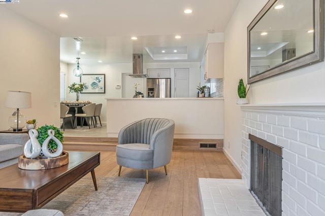 947 Crane Ave, Foster City CA: https://media.crmls.org/mediaz/b5cbbd2a-b193-4917-a98b-0619d9f81464.jpg