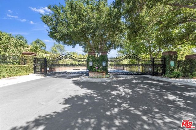 1535 Verde Ridge Lane, Westlake Village CA: https://media.crmls.org/mediaz/b5cbe6c4-8558-4c3f-a782-283a7c7b66dd.jpg