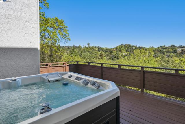 11 Leslyn Lane, Lafayette CA: https://media.crmls.org/mediaz/b5cbfc09-ab9e-4031-ad08-9e28021ee744.jpg