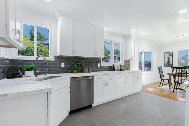 4715 Davenport Avenue, Oakland CA: https://media.crmls.org/mediaz/b5cc9da5-e2ab-4eac-81f5-c7ee00a80e1e.jpg