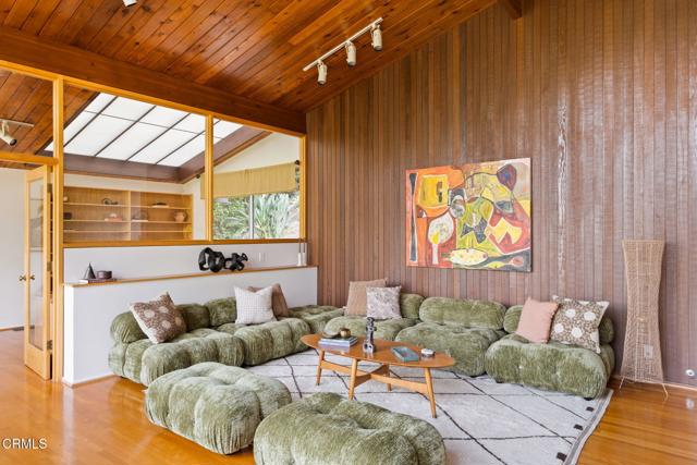 1256 Club House Drive, Pasadena CA: https://media.crmls.org/mediaz/b5cc9f83-af0e-48c6-a32c-f6f8b551b88c.jpg