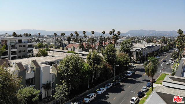 525 S ARDMORE Avenue, Los Angeles CA: https://media.crmls.org/mediaz/b5ccee08-8452-41ac-9b33-b372dc5470d5.jpg