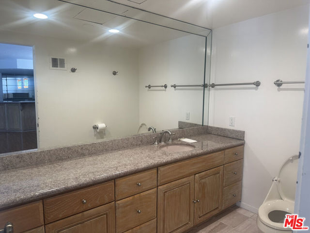 320 S Mccarty Drive, Beverly Hills CA: https://media.crmls.org/mediaz/b5cda4e4-17c2-404d-962a-2b64f09d91b7.jpg