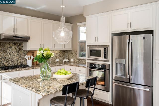 5617 Evolene St, Danville CA: https://media.crmls.org/mediaz/b5cdc011-7551-4dff-a89e-0a73ca6baa95.jpg