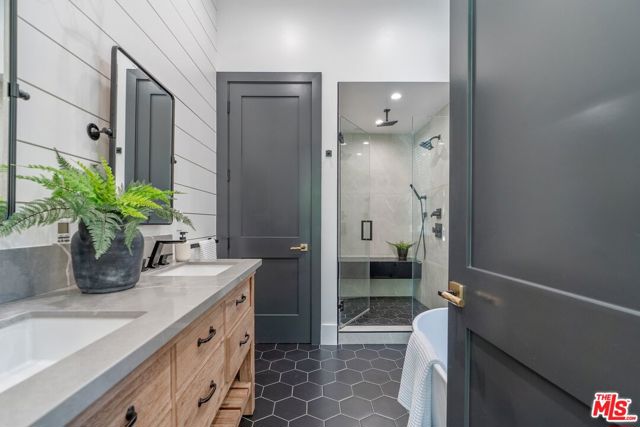 5522 Buffalo Avenue, Sherman Oaks CA: https://media.crmls.org/mediaz/b5ce2619-3270-4b27-9897-9d996425e886.jpg