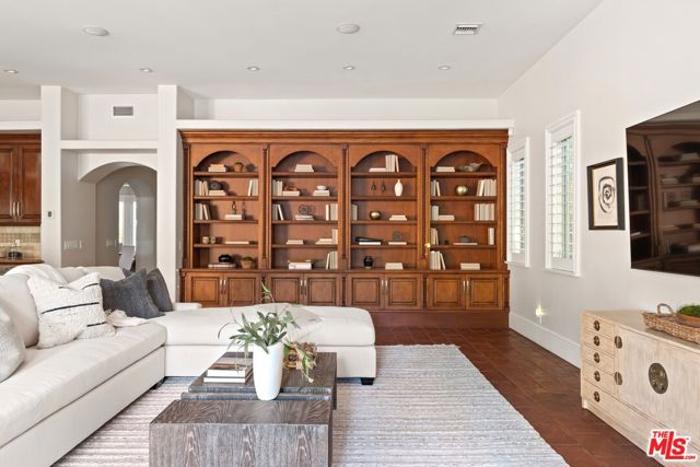 13845 Magnolia Boulevard, Sherman Oaks CA: https://media.crmls.org/mediaz/b5ce98b4-5e84-4c4f-85d2-a2fd810fdadf.jpg