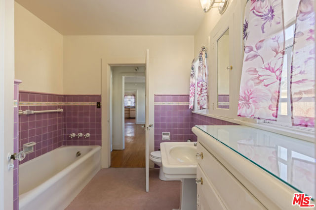 955 S Highland Avenue, Los Angeles CA: https://media.crmls.org/mediaz/b5cf96e4-b179-4505-ac46-7fea624a3dfb.jpg