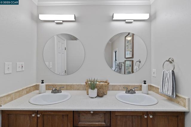 3348 Betty Ln, Lafayette CA: https://media.crmls.org/mediaz/b5cf9d77-52bb-4187-85d8-1a3c9928e32c.jpg