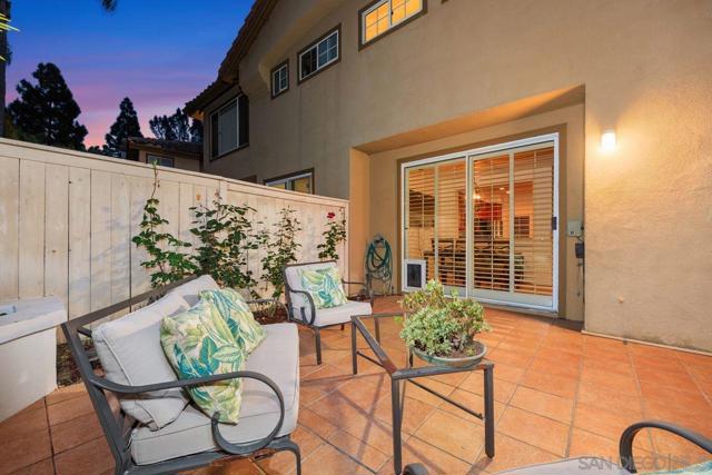 3965 Via Holgura, San Diego CA: https://media.crmls.org/mediaz/b5d0f4e6-b304-4c71-9c6a-e6a659ffb3c7.jpg