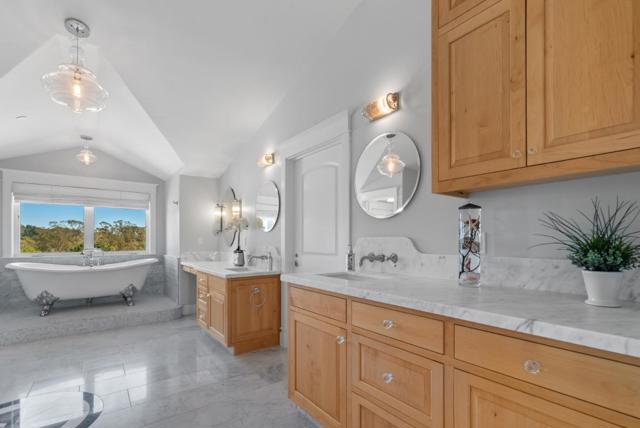 40 S Circle Drive, Santa Cruz CA: https://media.crmls.org/mediaz/b5d13e5f-cc29-4255-873f-7d3a08b48585.jpg