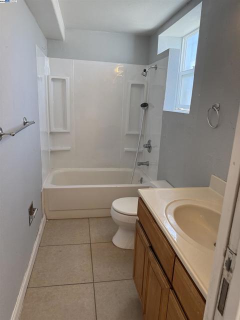 7800 Lockwood St, Oakland CA: https://media.crmls.org/mediaz/b5d13f7f-66b1-4095-a3c8-887ffd49fa0d.jpg