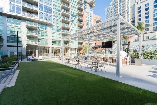 800 The Mark Ln, San Diego CA: https://media.crmls.org/mediaz/b5d15a12-8cf2-402c-98cb-b1a3426b2c23.jpg