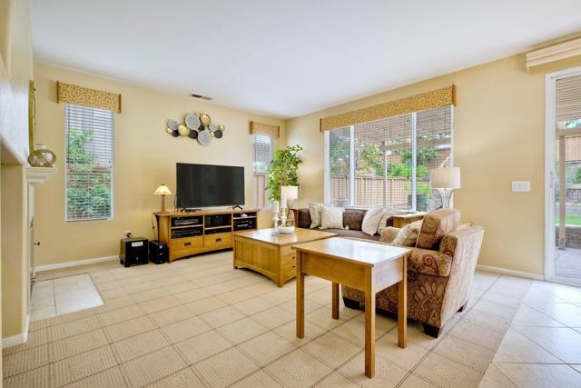 Detail Gallery Image 6 of 46 For 11590 Trailbrook Ln, San Diego,  CA 92128 - 4 Beds | 3 Baths