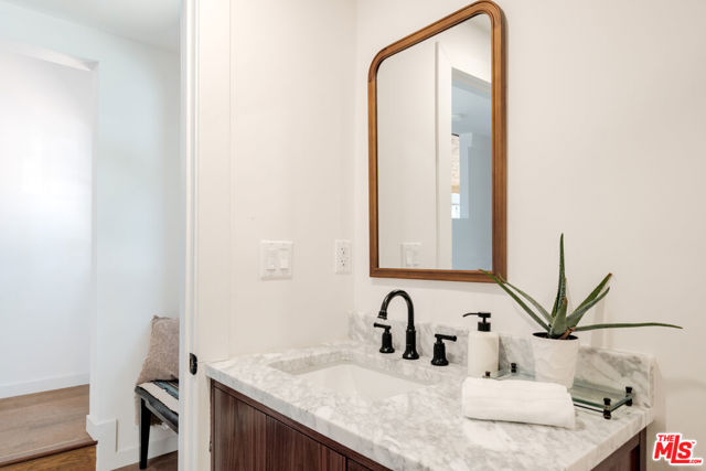 19777 Grand View Drive, Topanga CA: https://media.crmls.org/mediaz/b5d5649b-2163-4b7a-9f06-8dd11fbc5119.jpg