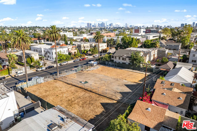1011 N N Heliotrope Drive, Los Angeles CA: https://media.crmls.org/mediaz/b5d56d86-44e8-46ac-ab72-d0aa8fb89912.jpg
