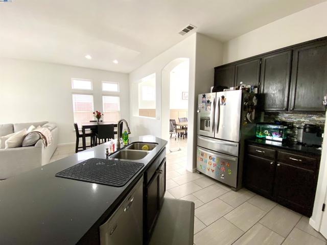 963 Grafton St, Manteca CA: https://media.crmls.org/mediaz/b5d58793-e07a-4e19-9b94-3578709c8107.jpg