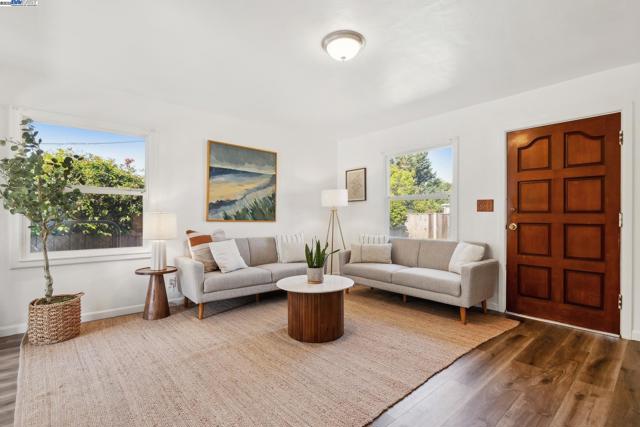 108 Cypress St, Alameda CA: https://media.crmls.org/mediaz/b5d5efb8-79d3-4f88-b83e-29164bdec142.jpg
