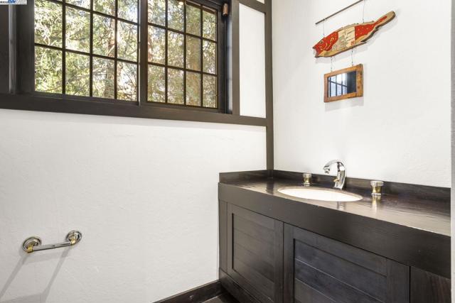 3 Abbott Way, Piedmont CA: https://media.crmls.org/mediaz/b5d6fdbe-c7a0-45cf-8032-9aa8fe25e847.jpg