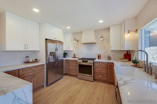 11384 Almazon St, San Diego CA: https://media.crmls.org/mediaz/b5d71296-969f-448e-a64d-cc491e47f3ff.jpg