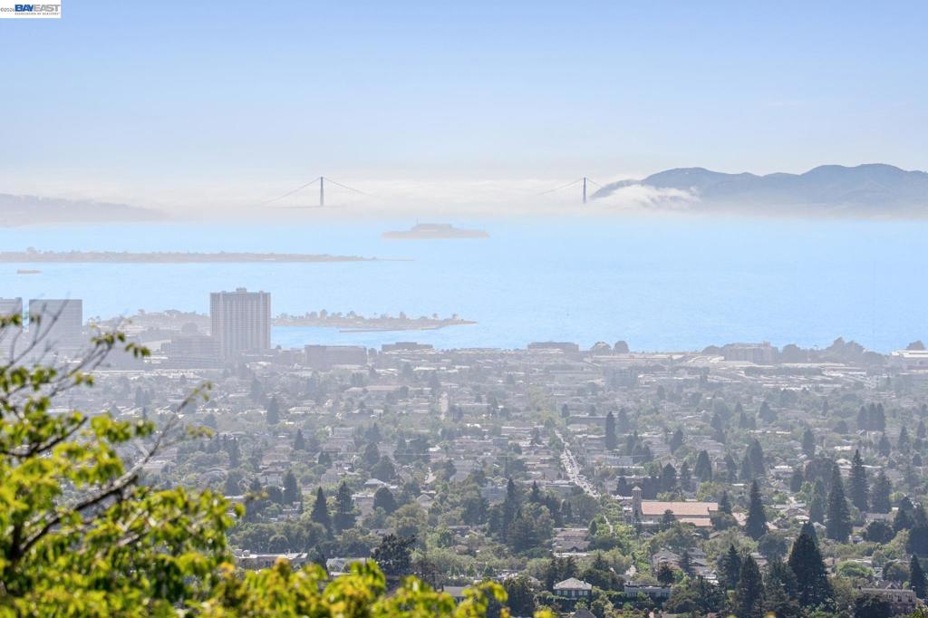 https://media.crmls.org/mediaz/b5d7a267-b287-4247-8bb6-44708c593f8c.jpg?preset=X-Large