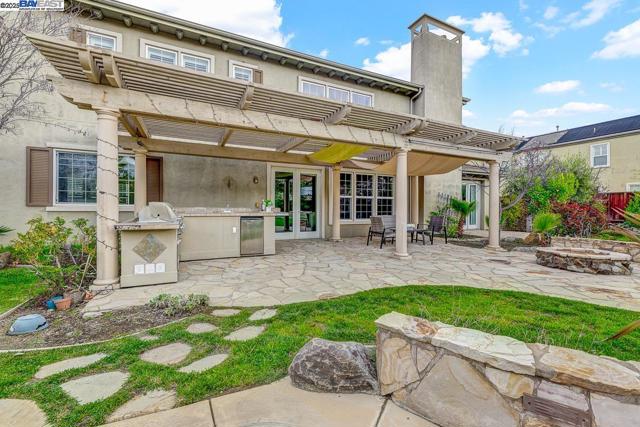 1037 Sunset Creek Ln, Pleasanton CA: https://media.crmls.org/mediaz/b5d9addc-5d11-483f-ae63-23556fb6b40c.jpg