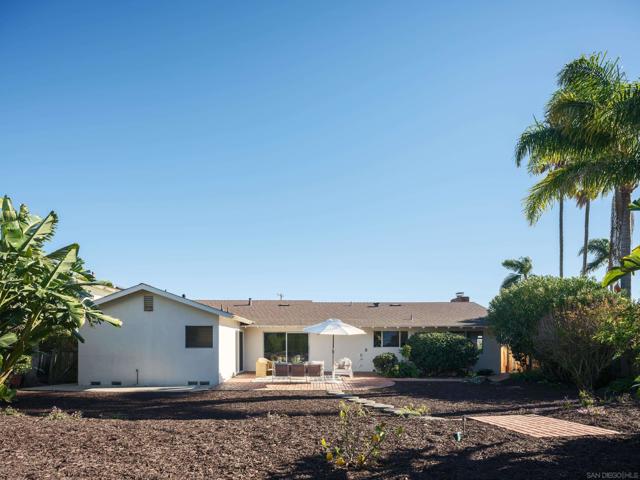 5926 Germaine Ln, La Jolla CA: https://media.crmls.org/mediaz/b5d9c7c5-40c7-44c1-8cf5-16960ad2ba68.jpg
