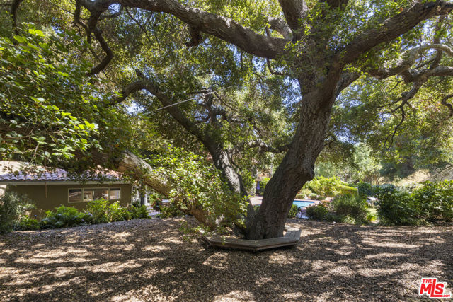 3265 Mandeville Canyon Road, Los Angeles CA: https://media.crmls.org/mediaz/b5da0b28-ae93-4779-951e-6b20dbcb3f4a.jpg
