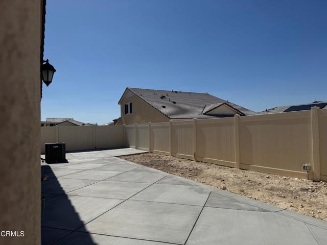 4251 Avenue J-3, Lancaster CA: https://media.crmls.org/mediaz/b5da37ce-90fe-46ff-a521-aeea6cc2b9a3.jpg