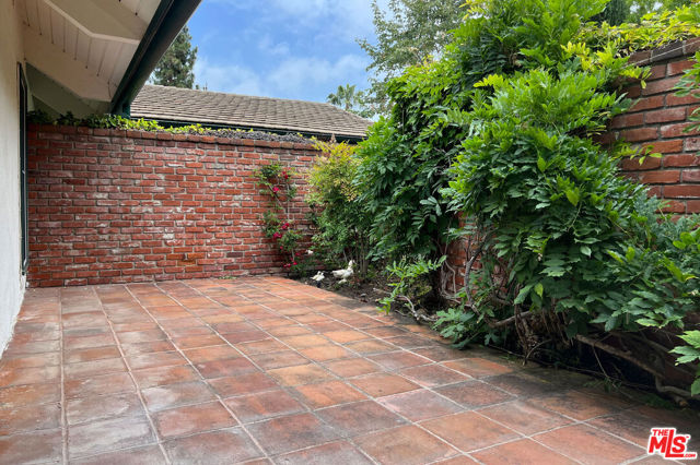 2325 Banyan Drive, Los Angeles CA: https://media.crmls.org/mediaz/b5da7de4-1bd9-489c-92fd-8a032454c624.jpg