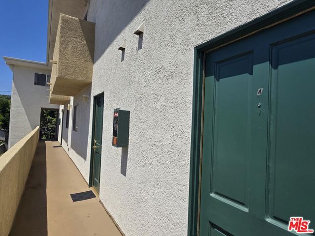 10809 Palms Boulevard, Los Angeles CA: https://media.crmls.org/mediaz/b5dba8ae-2d66-4b47-963b-29e2c16ce370.jpg