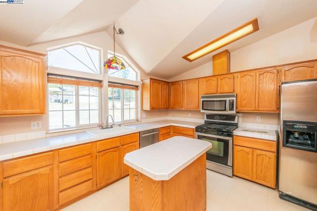 31 Rocky Road, Weaverville CA: https://media.crmls.org/mediaz/b5dba8cd-ef5c-465a-b26c-413982a011c1.jpg