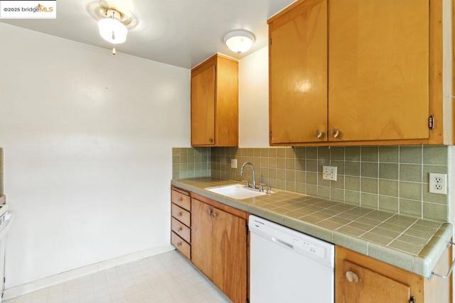 4336 Rilea Way, Oakland CA: https://media.crmls.org/mediaz/b5dbba39-7123-40d7-8770-74d09ad16488.jpg