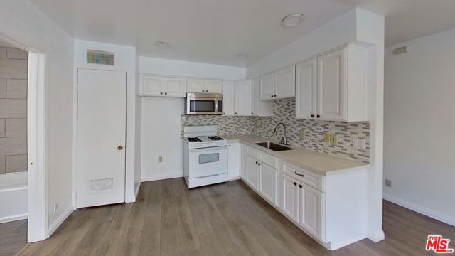 Photo of 820 S St Andrews Place #204, Los Angeles, CA 90005