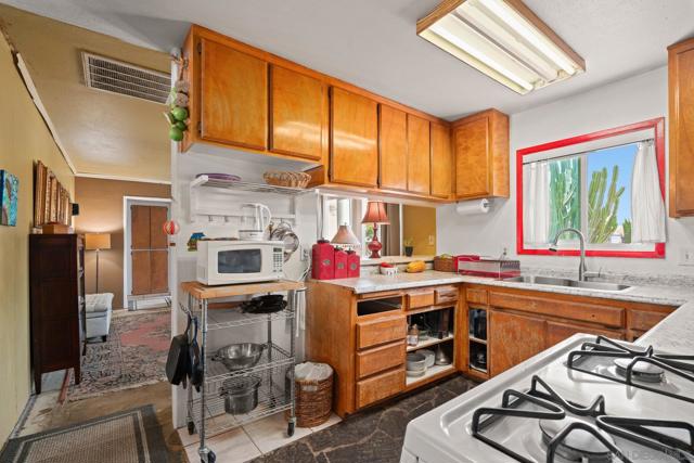 9530 Galston Drive, Santee CA: https://media.crmls.org/mediaz/b5dcde01-5c33-4151-b555-3afa1576d22a.jpg
