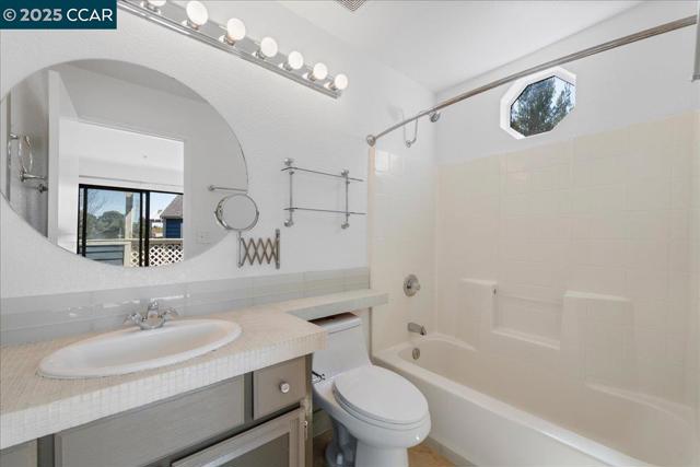 219 Sea Crest Cir, Vallejo CA: https://media.crmls.org/mediaz/b5dd04c2-5f7d-44bd-a651-89094da165f9.jpg