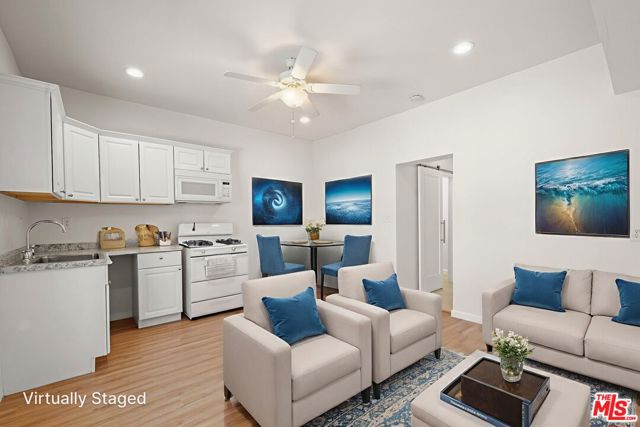 519 W Elm Avenue, Inglewood CA: https://media.crmls.org/mediaz/b5dd1a42-9fd3-4c31-b96d-ec5db2b4ca2d.jpg