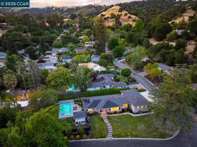 1100 Hillcrest Dr, Lafayette CA: https://media.crmls.org/mediaz/b5dd4760-1f58-4cd6-8951-3cb547c4ff7e.jpg