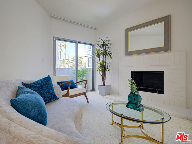 5205 Ocean Front Walk, Marina del Rey CA: https://media.crmls.org/mediaz/b5dd7d79-5afb-4ce0-bd72-e401b305906c.jpg