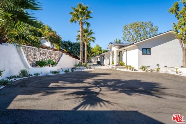 19536 Wells Drive, Tarzana CA: https://media.crmls.org/mediaz/b5dd84ac-89b7-4d73-a96d-6d5bba10d1b1.jpg