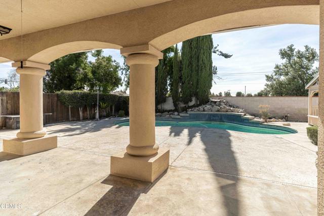 11224 Bright Water Way, Bakersfield CA: https://media.crmls.org/mediaz/b5ddec9e-2e79-47e6-819b-c7e28136428c.jpg