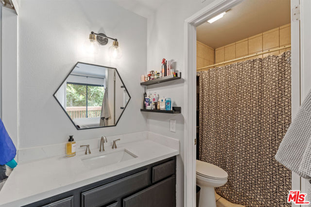 586 Rosewood Avenue, Camarillo CA: https://media.crmls.org/mediaz/b5df2cde-0fb6-4c57-8d2a-ba411b94a552.jpg