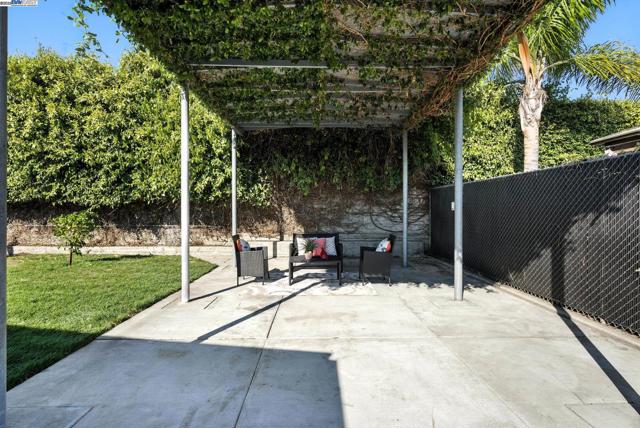 36686 Charles St, Newark CA: https://media.crmls.org/mediaz/b5e1d307-294f-4273-a510-fe4b751aea71.jpg