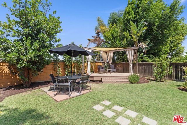 7725 Victoria Avenue, Inglewood CA: https://media.crmls.org/mediaz/b5e1e399-2922-4d47-a405-85e801e9343a.jpg