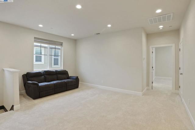 1503 S Oliveira Dr, Mountain House CA: https://media.crmls.org/mediaz/b5e2be4d-8b1f-4494-843a-dcb53e896eeb.jpg