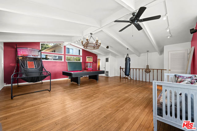 16582 Calneva Drive, Encino CA: https://media.crmls.org/mediaz/b5e2fbed-76bd-4bc6-88b8-19fe47920863.jpg