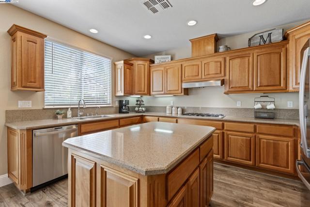 6454 Green Castle Cir, Discovery Bay CA: https://media.crmls.org/mediaz/b5e314cb-1e49-406c-aee6-6f1c7dce3b18.jpg