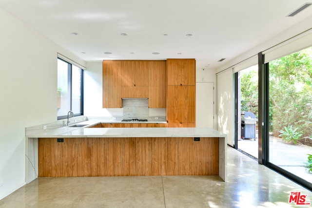 848 Milwood Avenue, Venice CA: https://media.crmls.org/mediaz/b5e36f2a-ce8d-497f-be37-8c9f90966bf5.jpg
